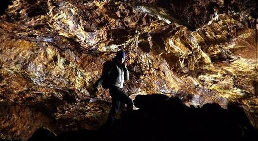 男女发现山洞闪金光进一看兴奋极了(图) 男女发现山洞闪金光进一看兴奋极了(图)