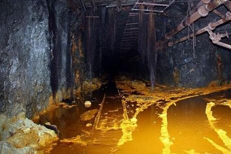 男女发现山洞闪金光进一看兴奋极了(图) 男女发现山洞闪金光进一看兴奋极了(图)