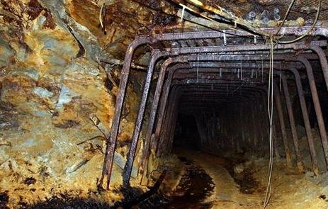 男女发现山洞闪金光进一看兴奋极了(图) 男女发现山洞闪金光进一看兴奋极了(图)