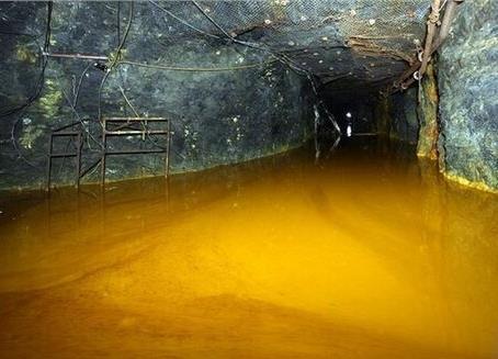 男女发现山洞闪金光进一看兴奋极了(图) 男女发现山洞闪金光进一看兴奋极了(图)