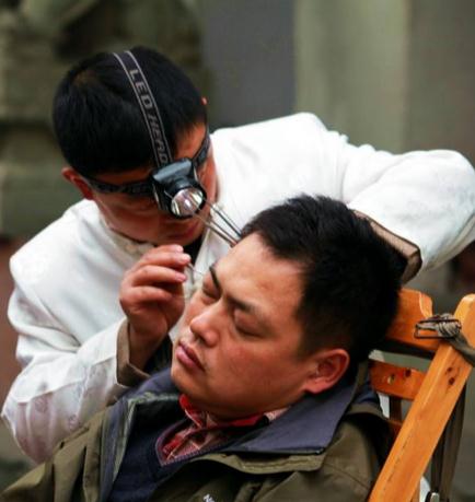 新花招掏耳朵骗局事先准备耳屎（图）