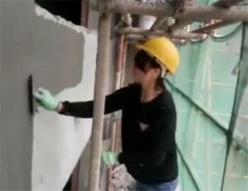 90后女孩为了生活 竟在工地出苦力（组图）