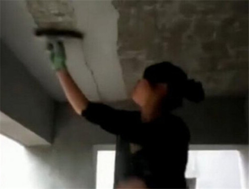 90后女孩为了生活 竟在工地出苦力（组图）