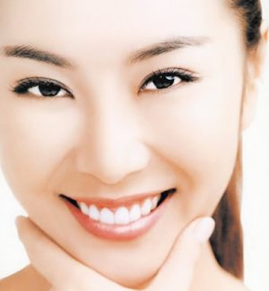 牙齿美白的简单方法：牙齿表面发黄4招快速美白牙齿