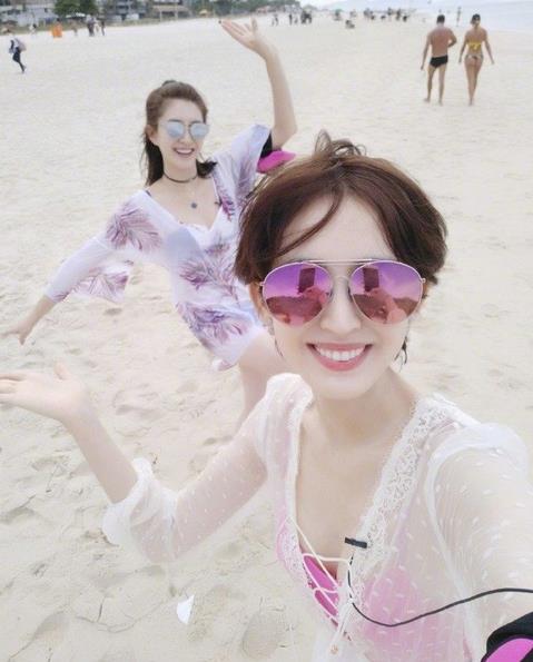 【性感迷人】娜扎沙滩秀事业线，那么瘦还有胸？