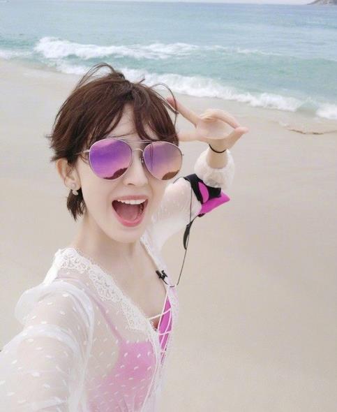 【性感迷人】娜扎沙滩秀事业线，那么瘦还有胸？