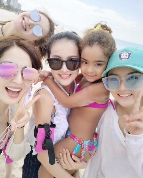 【性感迷人】娜扎沙滩秀事业线，那么瘦还有胸？