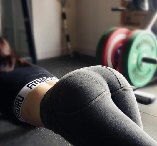 2017妹子美不美就看臀和腿：显曲线蜜臀裤让你更显女人味