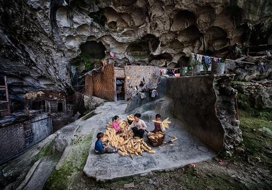 探秘中国最后的穴居部落(原始部落幸福爆棚) 探秘中国最后的穴居部落(原始部落幸福爆棚)