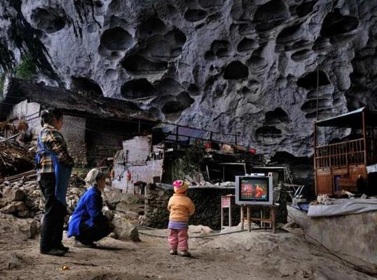 探秘中国最后的穴居部落(原始部落幸福爆棚) 探秘中国最后的穴居部落(原始部落幸福爆棚)