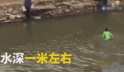 实拍女子河边洗衣被“水鬼”拉走（画面惊魂）