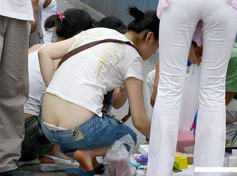 夏天女生穿短裤下蹲时：女生短裤太露遭到老太暴打