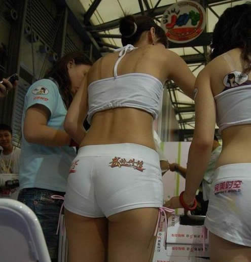 美女穿短裤太紧:女孩子穿短裤图片大全