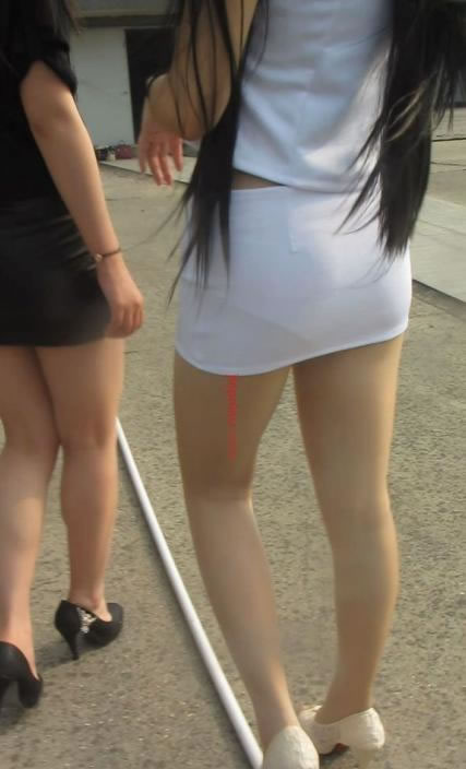 美女穿短裤太紧:女孩子穿短裤图片大全