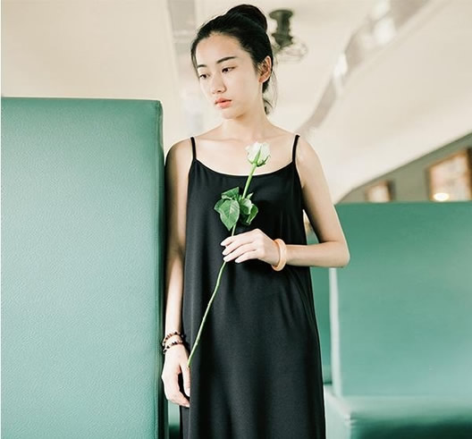 一件简单的吊带裙性感又时髦:你离性感还差一件吊带裙 一件简单的吊带裙性感又时髦:你离性感还差一件吊带裙