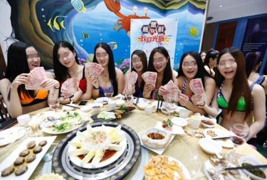 穿比基尼能免费吃还送1000 女生排队报名(图) 穿比基尼能免费吃还送1000 女生排队报名(图)