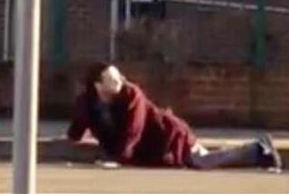 男子奇怪趴地上竟看到惊人一幕 男子奇怪趴地上竟看到惊人一幕