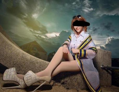 女大学生性感学士服照被批(组图) 女大学生性感学士服照被批(组图)