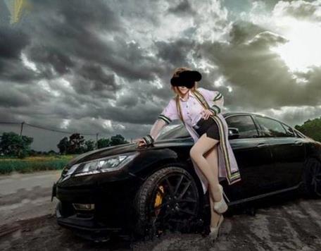 女大学生性感学士服照被批(组图) 女大学生性感学士服照被批(组图)