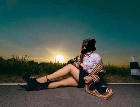 女大学生性感学士服照被批(组图) 女大学生性感学士服照被批(组图)