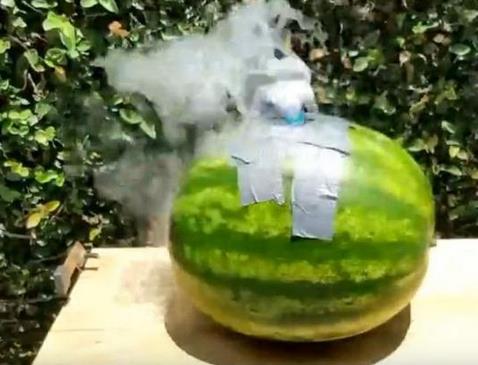 西瓜开孔放干冰下一幕让人震惊（组图）