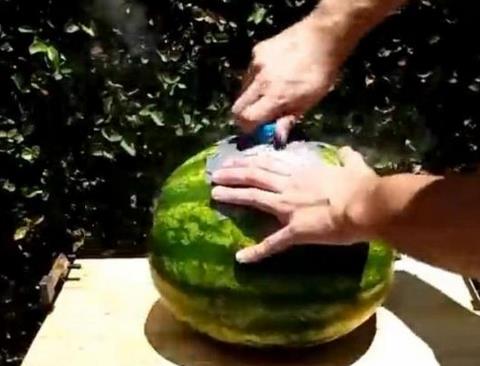 西瓜开孔放干冰下一幕让人震惊（组图）