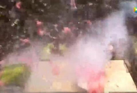 西瓜开孔放干冰下一幕让人震惊（组图）