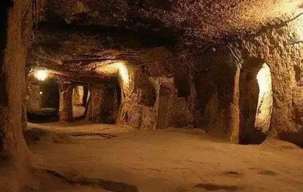 男子翻修房屋发现神秘洞穴 里面的景象让他震惊