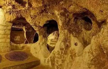 男子翻修房屋发现神秘洞穴 里面的景象让他震惊