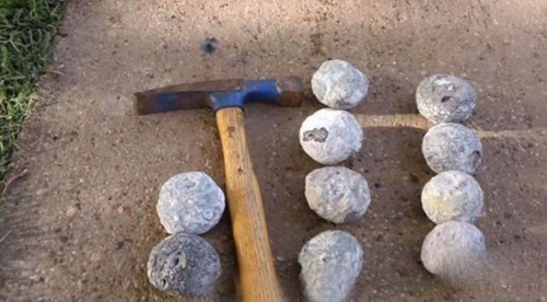 男子海边捡到椭圆形的石头 敲开之后没想到竟一夜暴富 男子海边捡到椭圆形的石头 敲开之后没想到竟一夜暴富