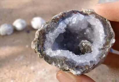 男子海边捡到椭圆形的石头 敲开之后没想到竟一夜暴富 男子海边捡到椭圆形的石头 敲开之后没想到竟一夜暴富