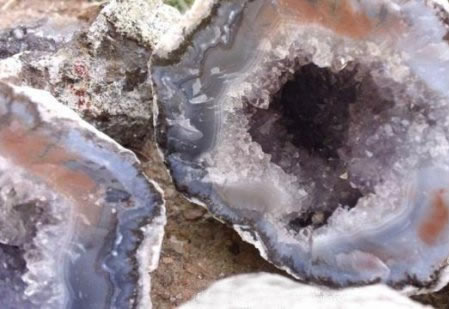 男子海边捡到椭圆形的石头 敲开之后没想到竟一夜暴富 男子海边捡到椭圆形的石头 敲开之后没想到竟一夜暴富