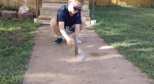 男子海边捡到椭圆形的石头 敲开之后没想到竟一夜暴富 男子海边捡到椭圆形的石头 敲开之后没想到竟一夜暴富