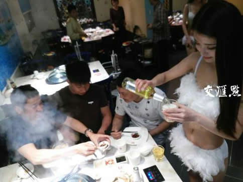 餐厅让美女穿比基尼服务:最香艳餐厅你怎么看 餐厅让美女穿比基尼服务:最香艳餐厅你怎么看