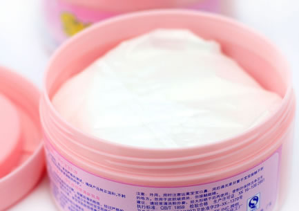 【痱子粉去头油】痱子粉可以去头发油吗 步骤及注意事项 【痱子粉去头油】痱子粉可以去头发油吗 步骤及注意事项