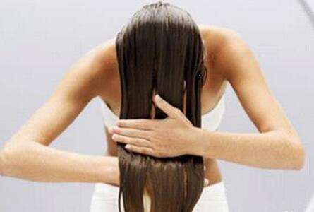 【痱子粉去头油】痱子粉可以去头发油吗 步骤及注意事项 【痱子粉去头油】痱子粉可以去头发油吗 步骤及注意事项