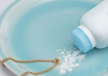 【痱子粉去头油】痱子粉可以去头发油吗 步骤及注意事项 【痱子粉去头油】痱子粉可以去头发油吗 步骤及注意事项