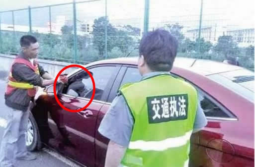 女子不慎将1岁孩子锁在车中:妈妈哭的泣不成声 女子不慎将1岁孩子锁在车中:妈妈哭的泣不成声