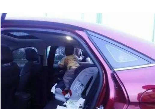 女子不慎将1岁孩子锁在车中:妈妈哭的泣不成声 女子不慎将1岁孩子锁在车中:妈妈哭的泣不成声