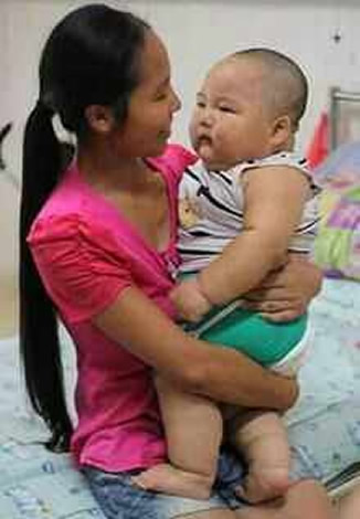 19岁女孩生下13.6斤巨婴原因让人瞠目结舌(图) 19岁女孩生下13.6斤巨婴原因让人瞠目结舌(图)