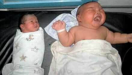 19岁女孩生下13.6斤巨婴原因让人瞠目结舌(图) 19岁女孩生下13.6斤巨婴原因让人瞠目结舌(图)