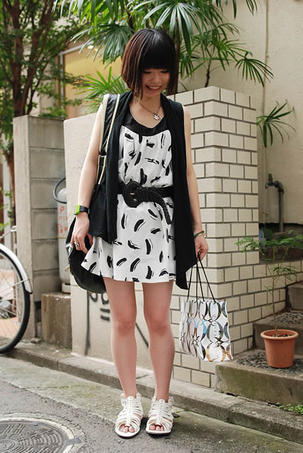 日本街拍夏日清凉美女：少女街头潮搭变化多