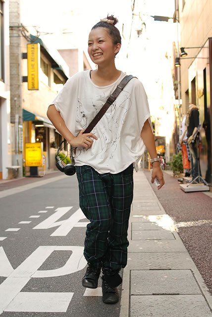 日本街拍夏日清凉美女：少女街头潮搭变化多