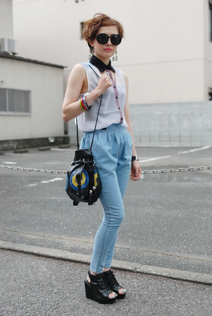 日本街拍夏日清凉美女：少女街头潮搭变化多