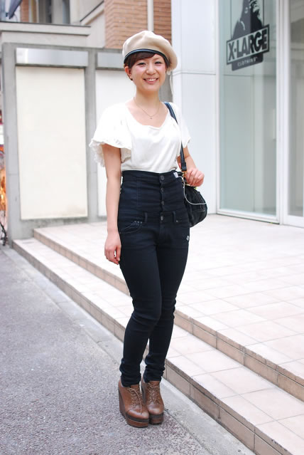 日本街拍夏日清凉美女：少女街头潮搭变化多