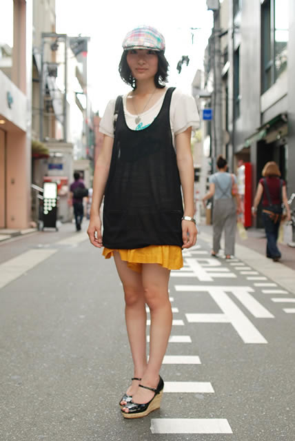 日本街拍夏日清凉美女：少女街头潮搭变化多