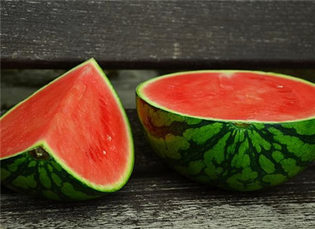 地下室发现一年前买的西瓜 打开后超惊讶（图）