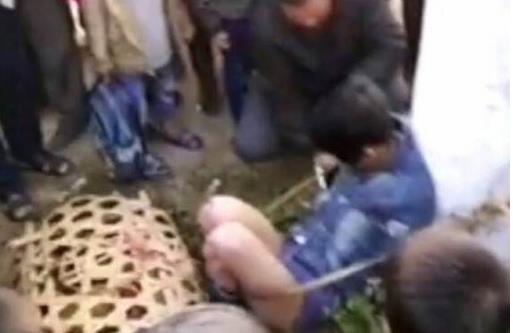 偷X男女被抓遭扒裤子绑电线杆示众：少儿不宜（图）