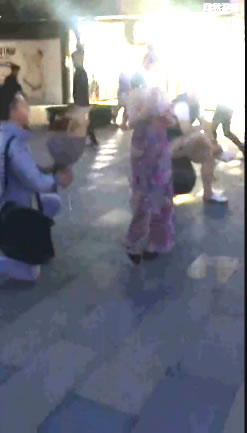 史上最尴尬求婚,喇叭响起的那刻路人都笑崩了 史上最尴尬求婚,喇叭响起的那刻路人都笑崩了