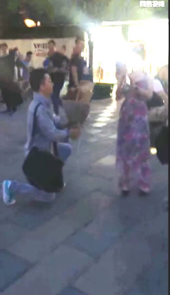 史上最尴尬求婚,喇叭响起的那刻路人都笑崩了 史上最尴尬求婚,喇叭响起的那刻路人都笑崩了